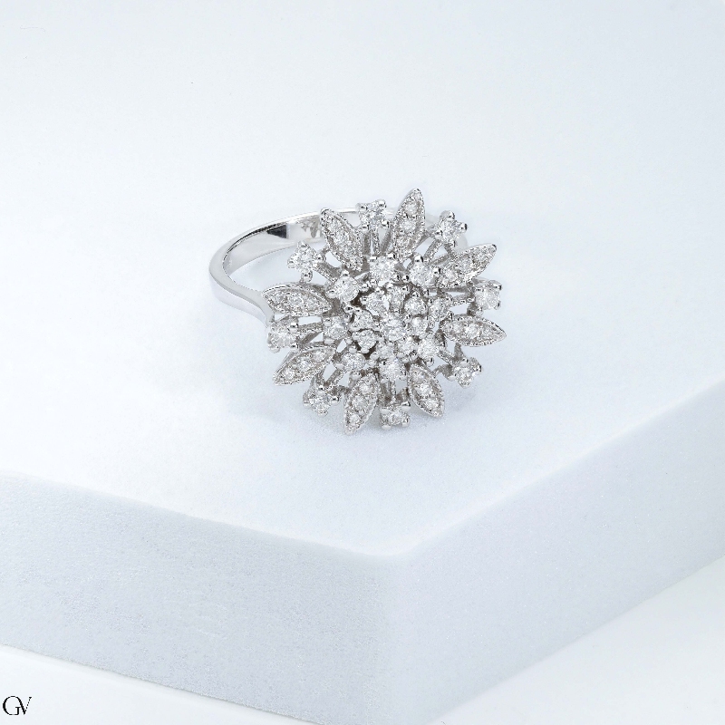Bague fleur en or blanc 18K avec diamants brillants