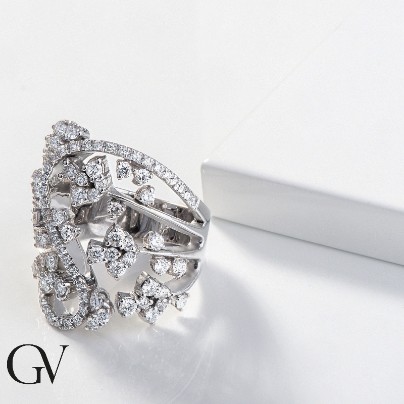 Bague Bandeau en or blanc 18k avec diamants sertis en forme de fleur