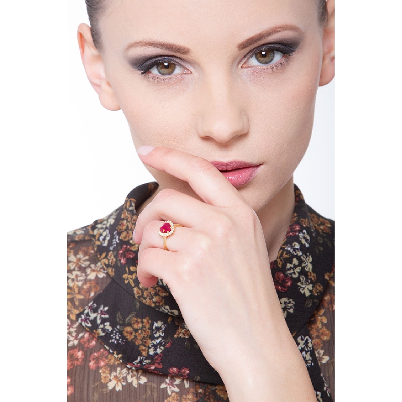 Bague en or jaune 18 carats avec un rubis