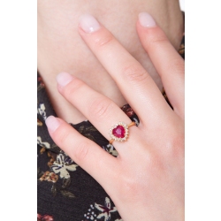Bague en or jaune 18 carats avec un rubis 2