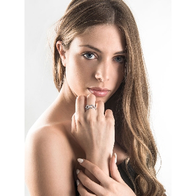 Bague en or blanc 18k à maillons rigides sertie de diamants 