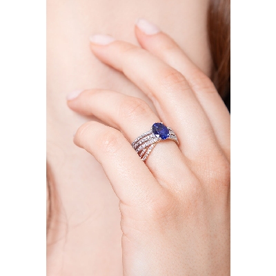 Bague jonc en or blanc et rose avec saphir bleu et diamants