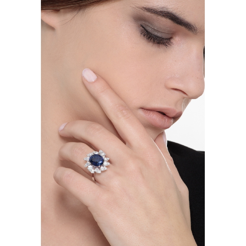 Bague halo en or blanc 18k sertie d’un saphir bleu taille ovale et diamants 