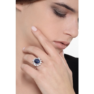 Bague halo en or blanc 18k sertie d’un saphir bleu taille ovale et diamants 