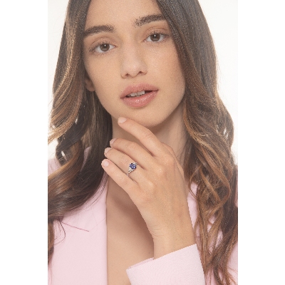 Bague en or blanc 18k avec tanzanite et 6 diamants de chaque côté disposés en triangle.