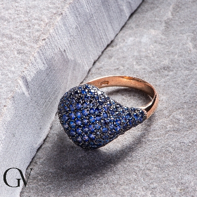 Bague chevalière en or rose 18k avec pavé de saphirs bleus