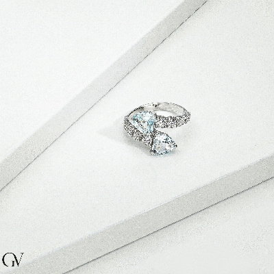 Bague contrarié en or blanc 18k avec aquamarines et diamants