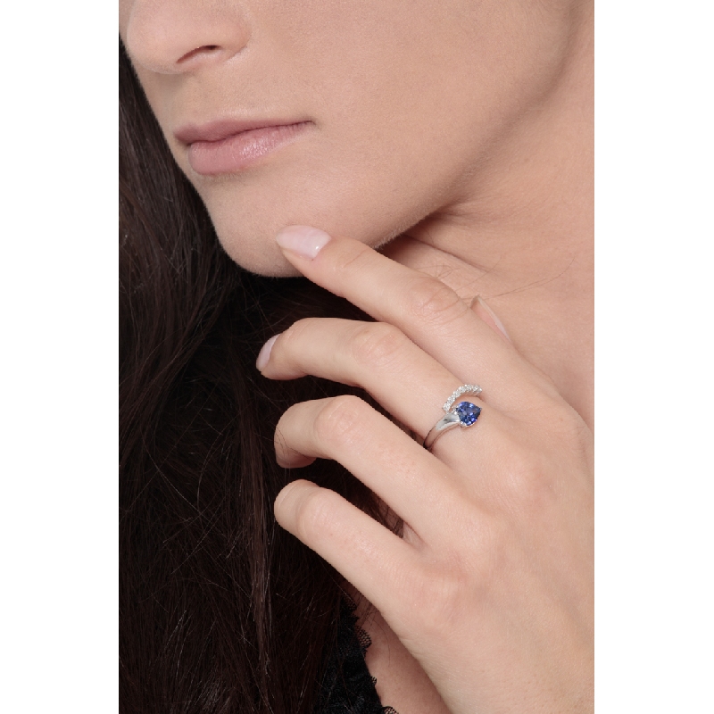Bague design or blanc 18k avec un saphir bleu à cœur et  rangée de diamants