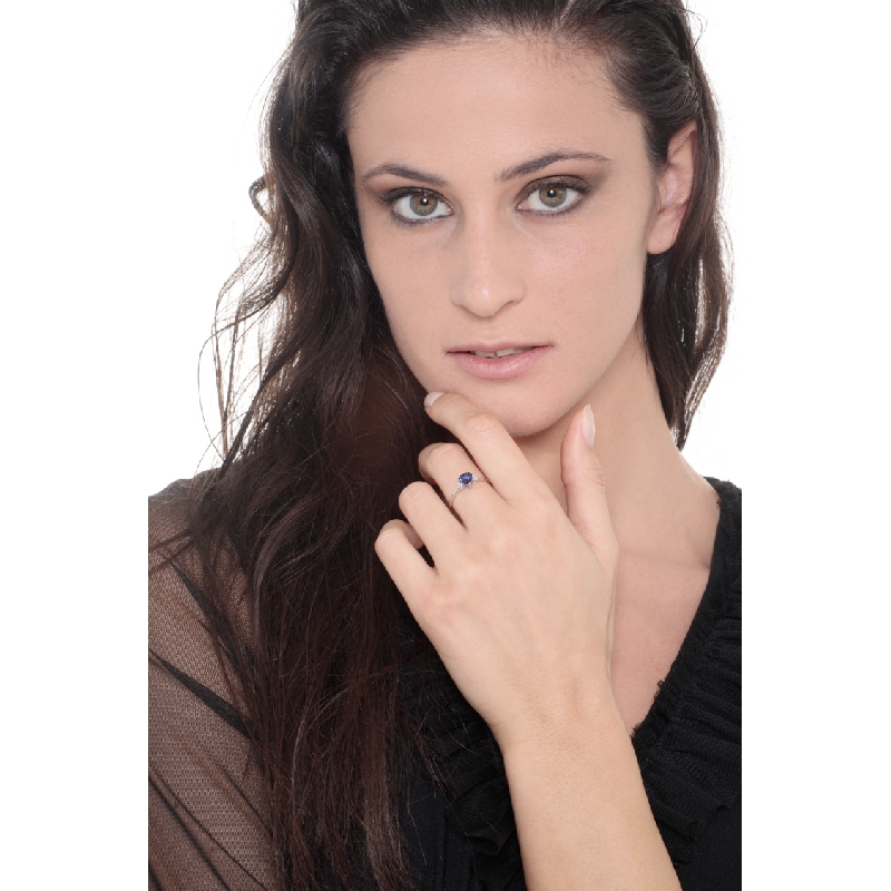 Bague or blanc 18k avec un saphir bleu et diamants