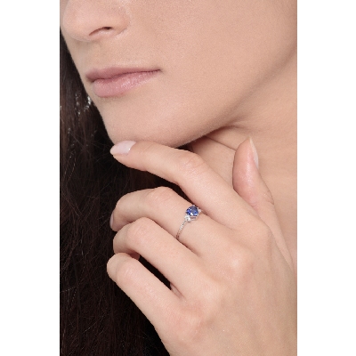 Bague or blanc 18k avec un saphir bleu et diamants