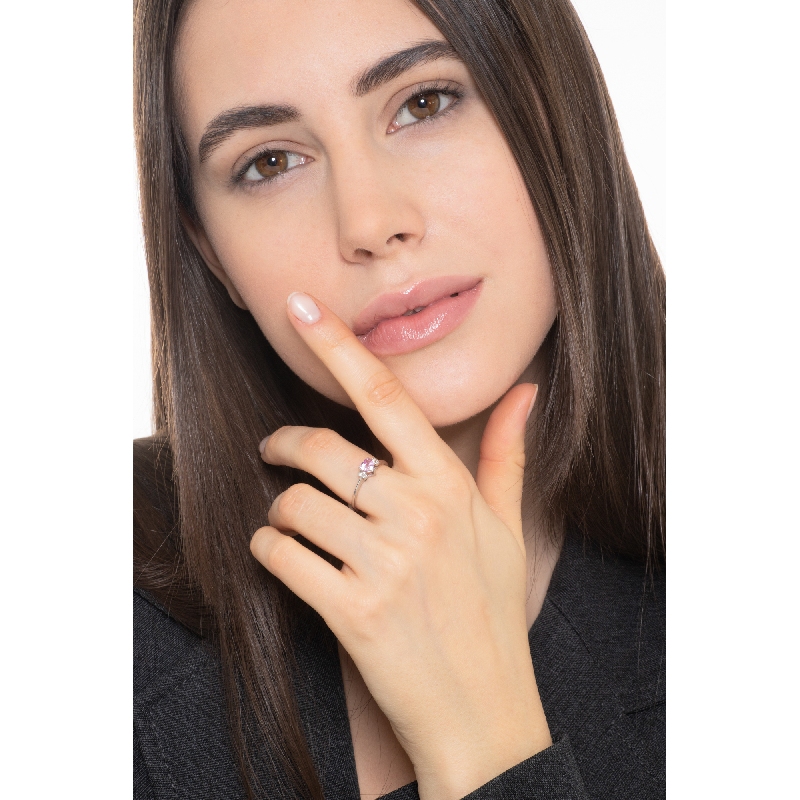 Bague en or blanc 18k avec saphir rose en forme de cœur et diamants.