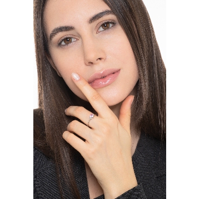 Bague en or blanc 18k avec saphir rose en forme de cœur et diamants.