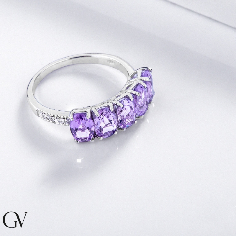 Bague en or blanc 18 carats avec 5 améthystes ovales et diamants 