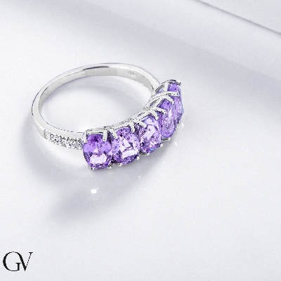 Bague en or blanc 18 carats avec 5 améthystes ovales et diamants 
