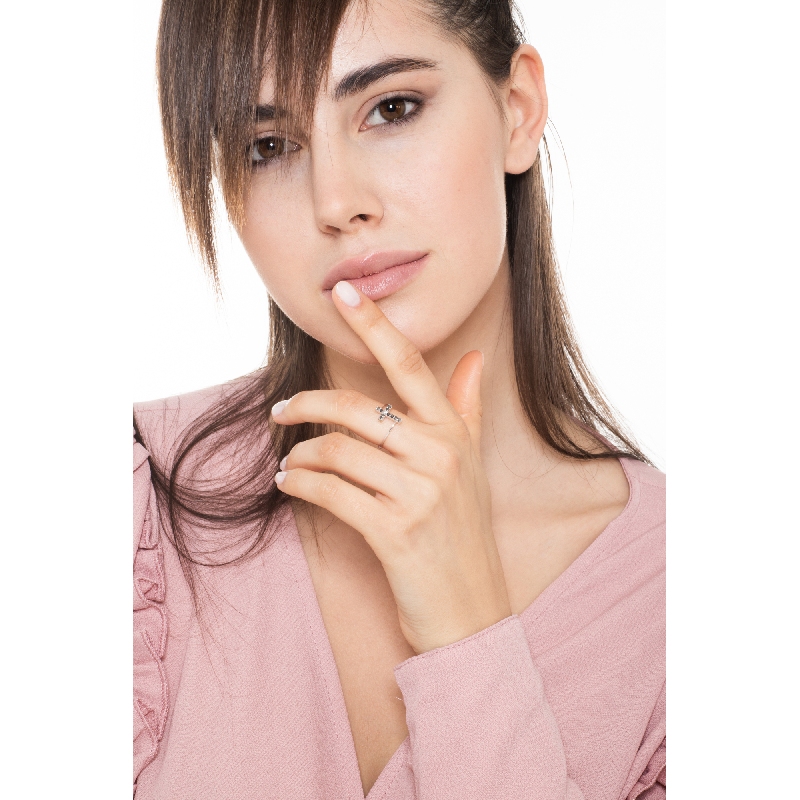 Bague en or blanc 18k avec une croix en diamants noirs