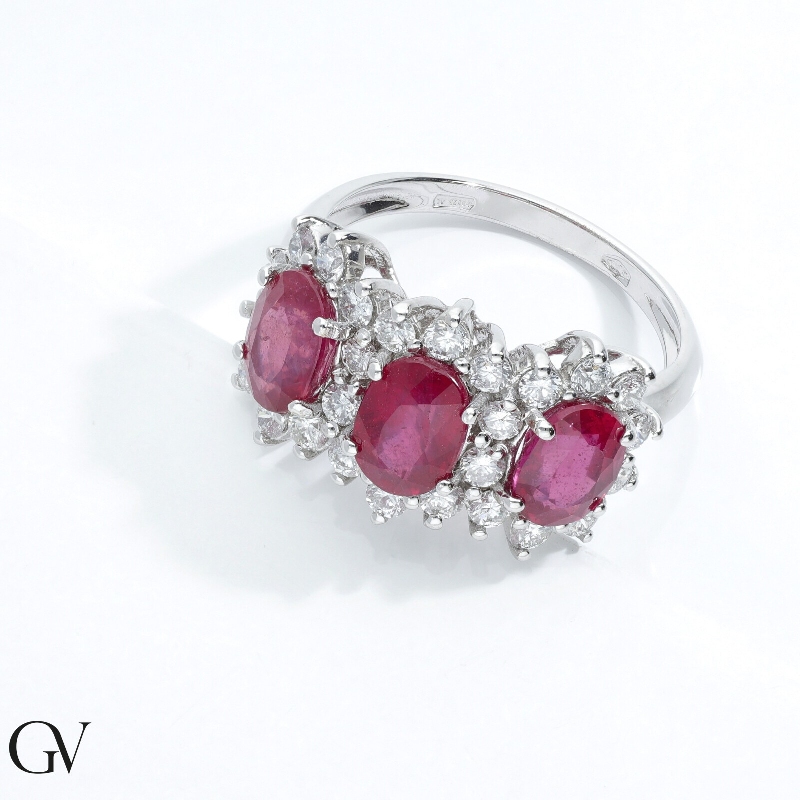 Bague en or blanc 18K avec trois rubis ovales et diamants