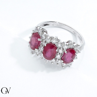 Bague en or blanc 18K avec trois rubis ovales et diamants