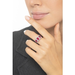 Bague en or blanc 18K avec trois rubis ovales et diamants 2