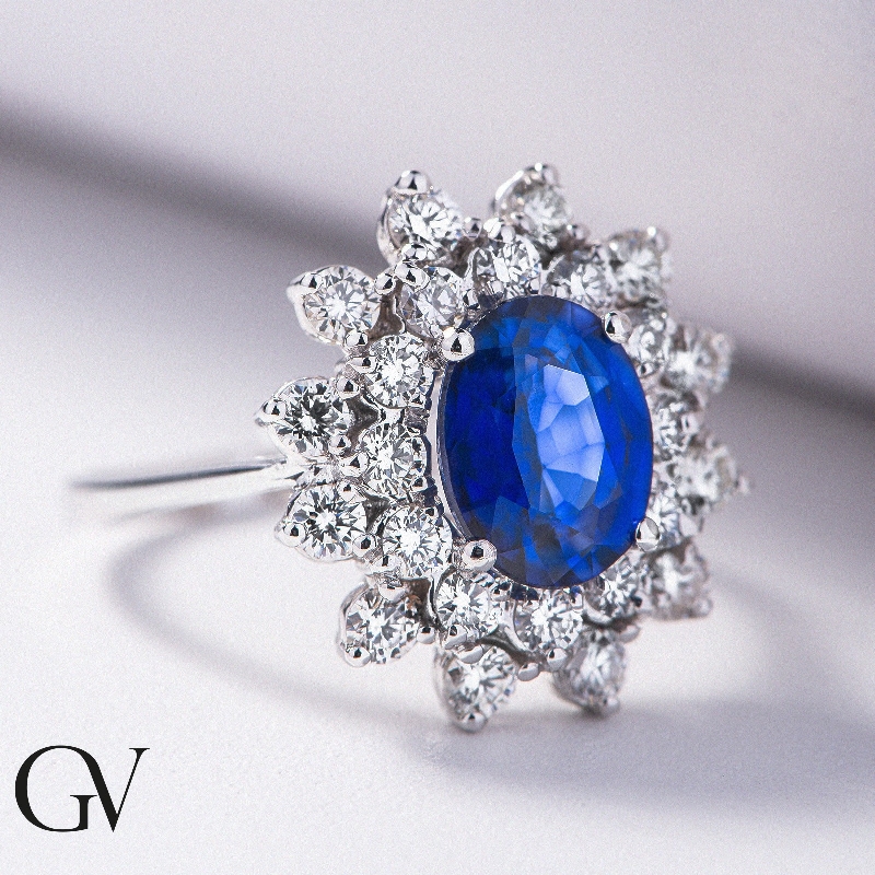 Bague double halo en or blanc 18 carats avec un saphir bleu