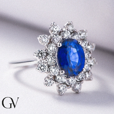 Bague double halo en or blanc 18 carats avec un saphir bleu