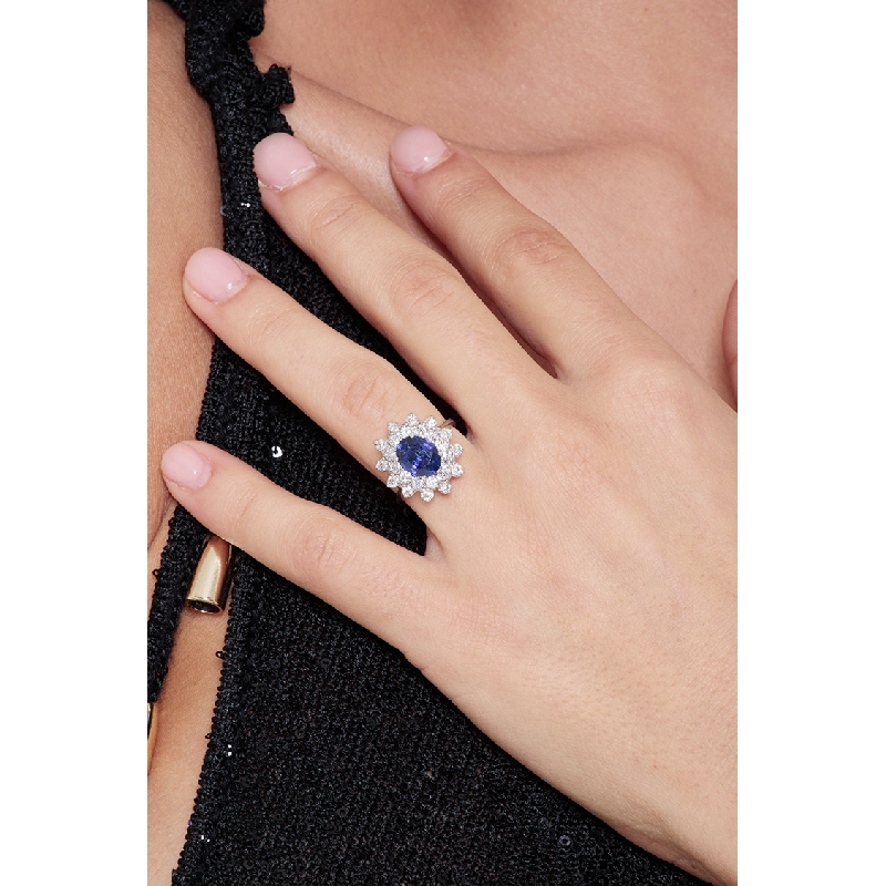 Bague double halo en or blanc 18 carats avec un saphir bleu