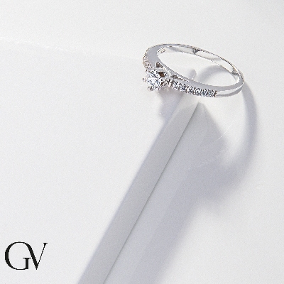 Bague solitaire Or Blanc 18k avec diamant central et diamants latéraux