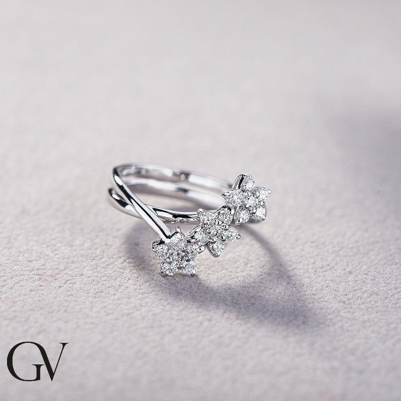 Bague pour femme en or blanc 18k ornée de trois fleur en diamants