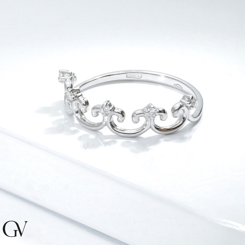 Bague couronne en or blanc 18k avec diamants