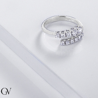 Bague contrarié en or blanc avec diamants