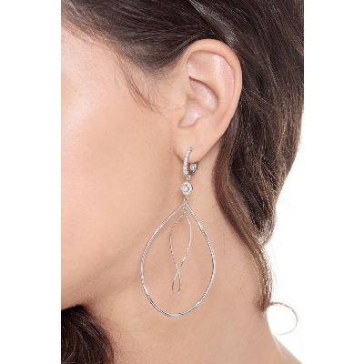 Boucles d’oreilles pendantes ovales en or blanc 750 avec diamants