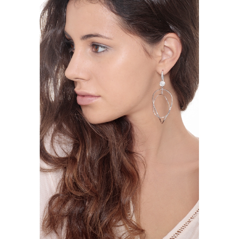 Boucles d’oreilles pendantes ovales en or blanc 18k avec diamants