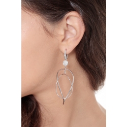 Boucles d’oreilles pendantes ovales en or blanc 18k avec diamants 2