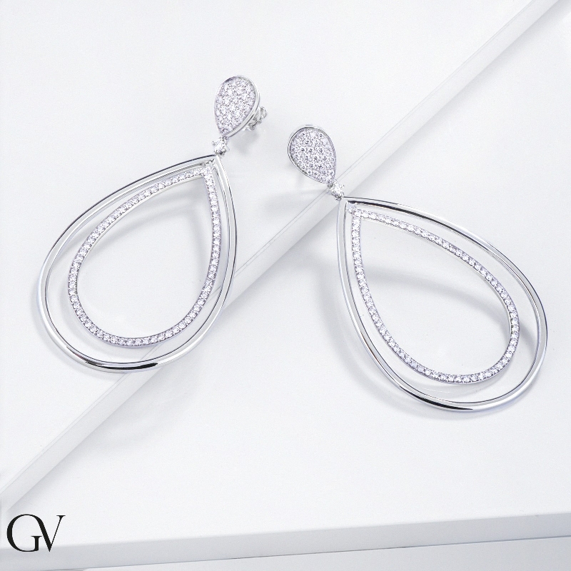 Boucles d’oreilles élégantes femme avec diamants en forme de goutte