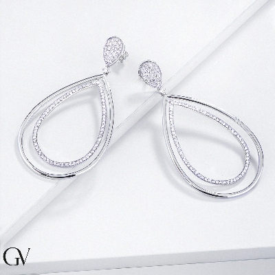Boucles d’oreilles élégantes femme avec diamants en forme de goutte