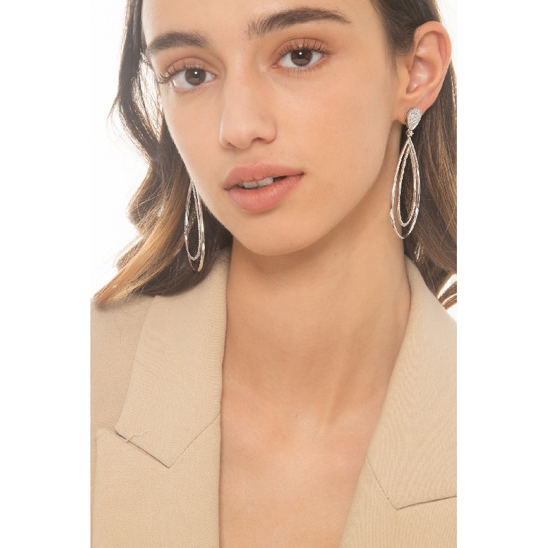 Boucles d’oreilles élégantes femme avec diamants en forme de goutte