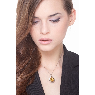 Collier raffiné avec citrine en coupe goutte et diamants