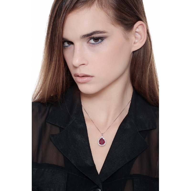 Collier raffiné en or blanc 18k avec rubis et diamants