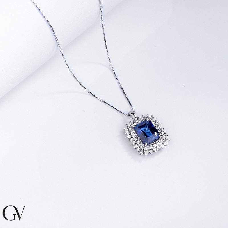 Collier raffiné avec diamants brillants et un saphir bleu central