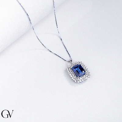 Collier raffiné avec diamants brillants et un saphir bleu central
