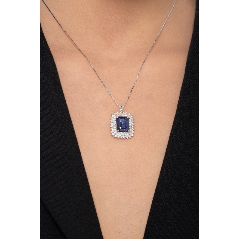 Collier raffiné avec diamants brillants et un saphir bleu central