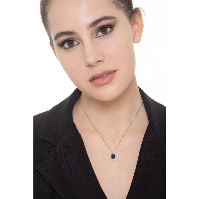 Collier en or blanc 18k saphir bleu taille émeraude et diamants