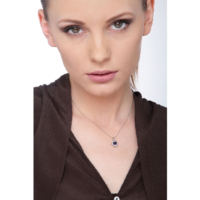 Collier cœur en or blanc avec saphir et diamants