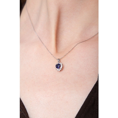 Collier cœur en or blanc avec saphir et diamants