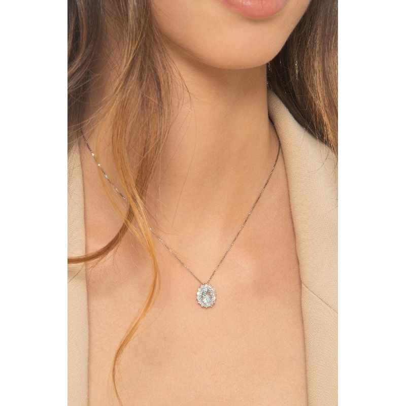 Collier en or blanc 18k avec aquamarine ovale et diamants