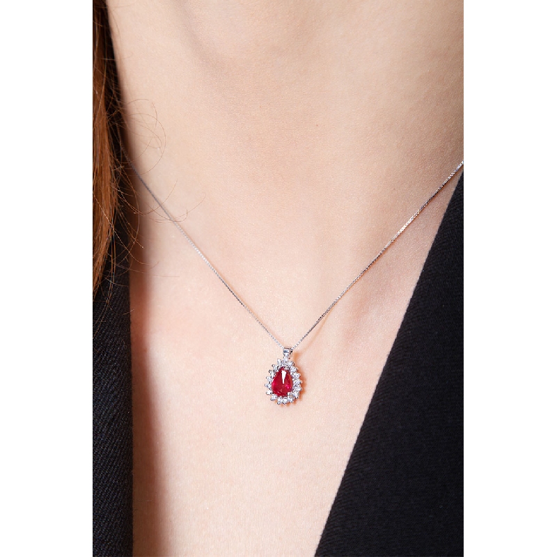 Collier élégant en or blanc serti d'un rubis et de diamants