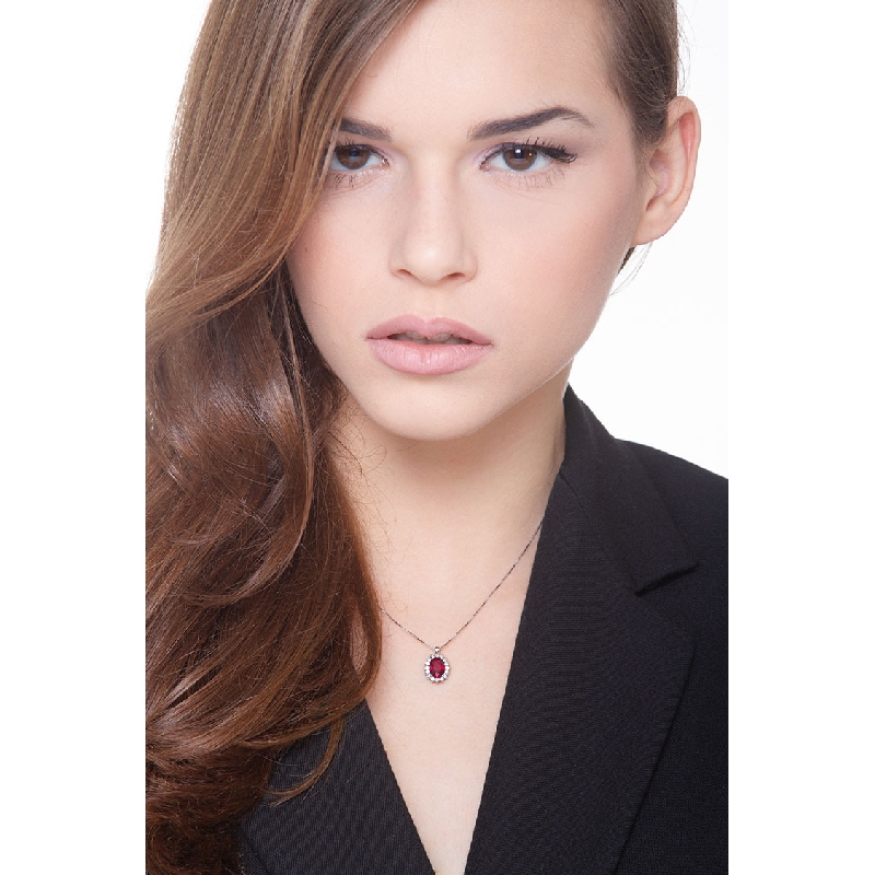 Collier avec rubis ovale et diamants en or blanc 18k