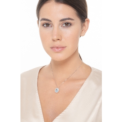 Collier halo en or blanc 18k avec pendentif en aigue-marine ovale diamants