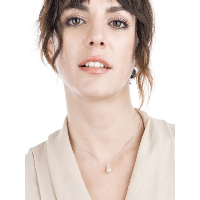 Collier en or blanc 18k avec diamants brillants et perle naturelle 7 mm