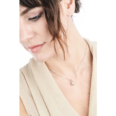 Collier en or blanc 18k avec diamants brillants et perle naturelle 7 mm