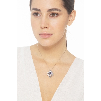 Collier en or blanc 18k avec pendentif rosace saphir bleu et diamants